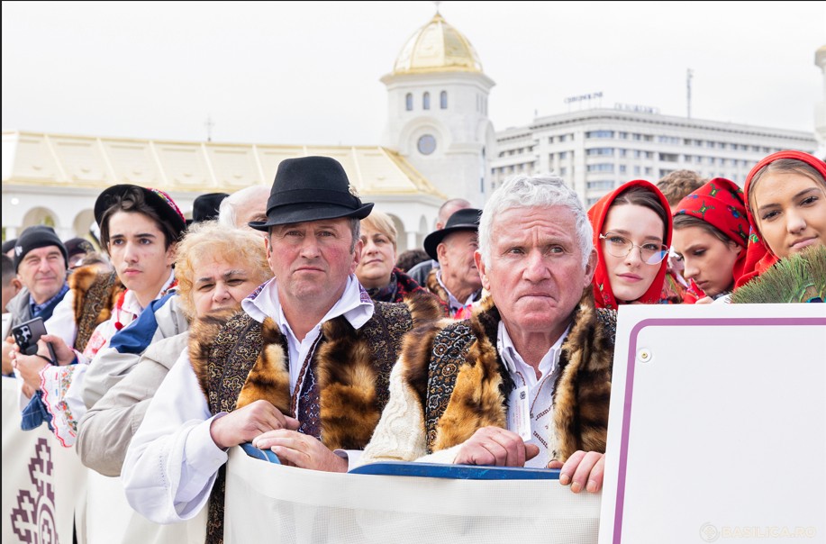 Zeci de mii de pelerini, la sfințirea Catedralei Naționale. Oamenii au venit din toate colțurile țării, dar și din străinătate