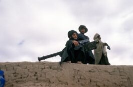 Pakistanul închide graniţa cu Afganistanul în urma unor schimburi de focuri între cele două ţări. Peste 50 de soldați pakistanezi au fost uciși, iar 30 au fost răniți