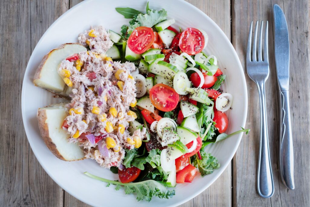 O variantă a dietei mediteraneene ar putea încetini îmbătrânirea cognitivă. Ce mâncăm ca să ne protejăm creierul