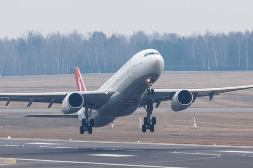 Europa riscă anulări de zboruri. Aeroporturile avertizează că rezervele de combustibil ajung doar trei săptămâni