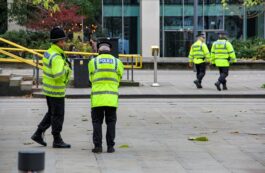 Poliția britanică afirmă că una dintre victimele atacului din Manchester ar fi fost împușcată de ofițeri. Premierul britanic, vizită la sinagogă