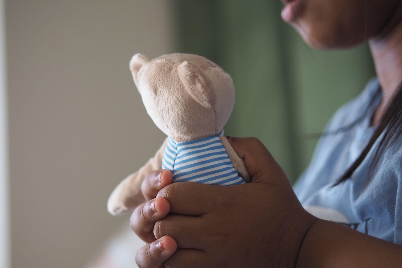 Paștele fără părinți. Jumătate dintre românii plecați în străinătate nu ajung acasă la copii