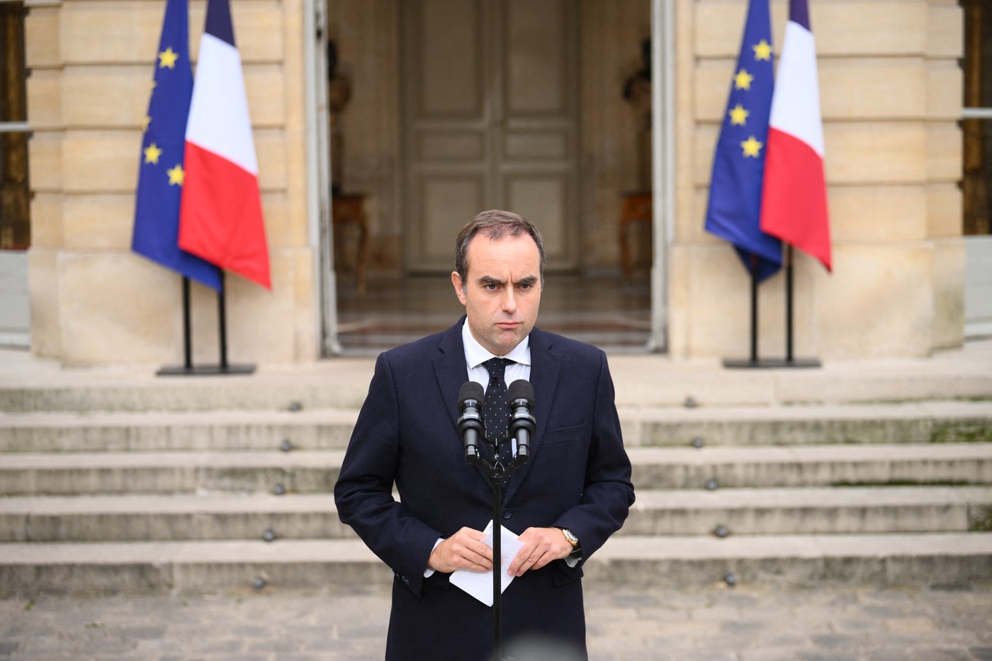 Guvernul Franței anunţă suspendarea reformei pensiilor, în încercarea de a evita o moţiune de cenzură