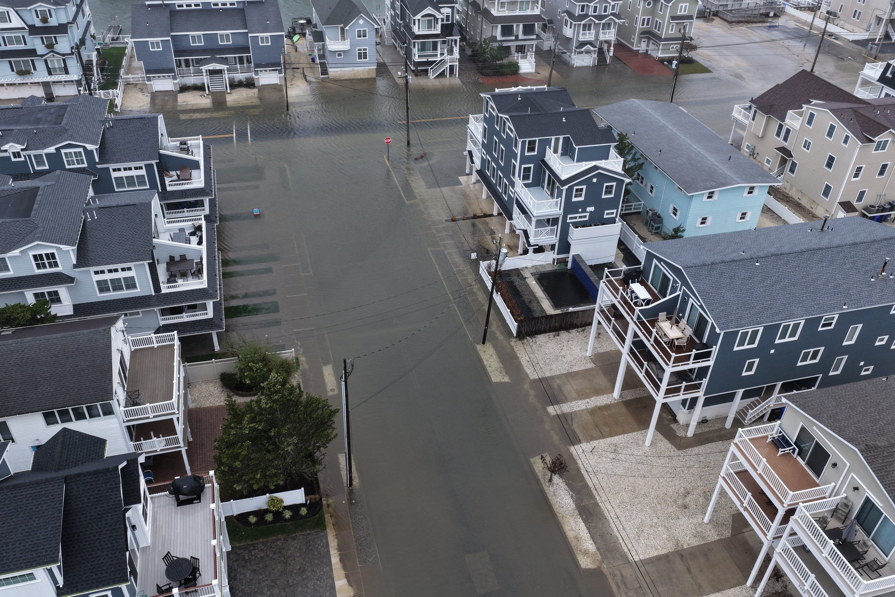Furtuni și inundații pe Coasta de Est a SUA: locuințe evacuate, pene de curent și drumuri afectate