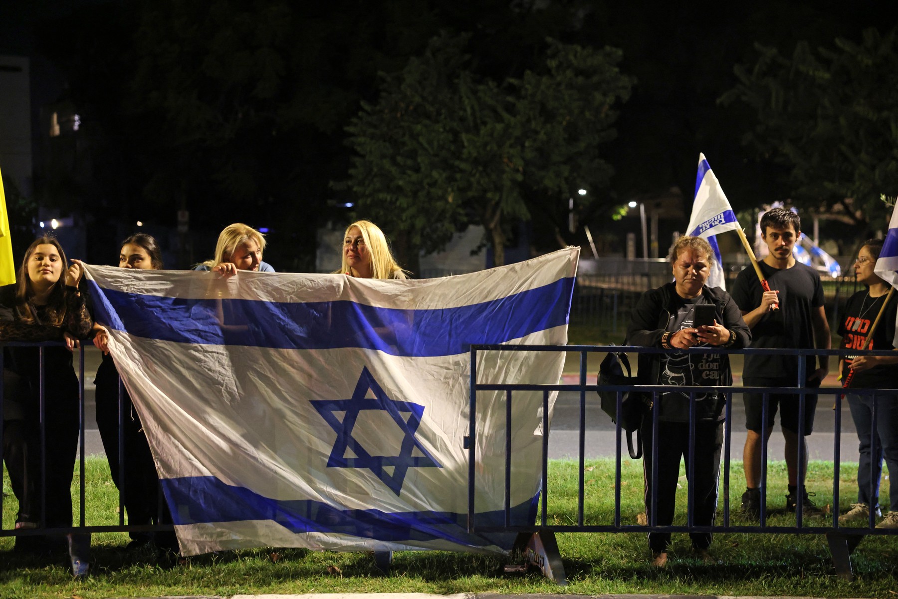 Încă patru trupuri neînsufleţite ale ostaticilor israelieni răpiţi de Hamas au fost returnate. Trump avertizează gruparea palestiniană