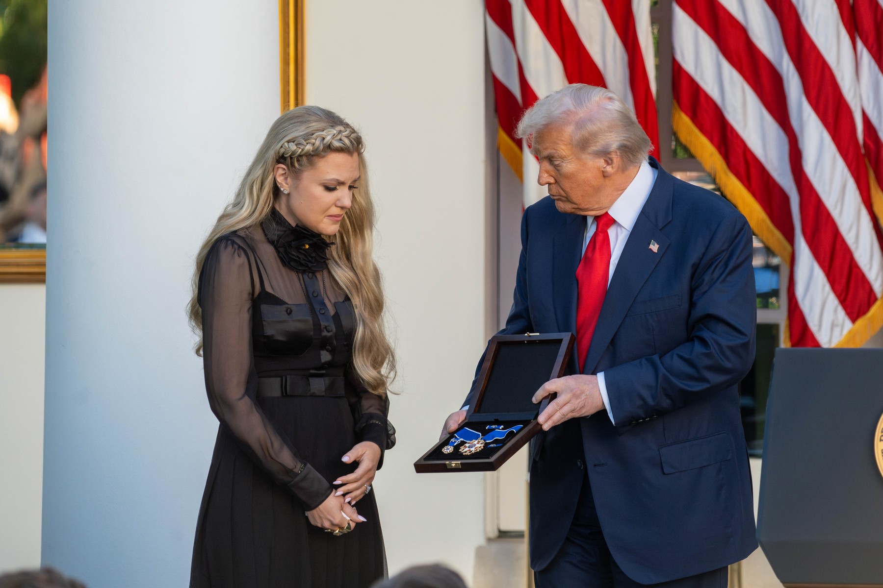 Trump i-a acordat postum Medalia Prezidenţială a Libertăţii lui Charlie Kirk: ”Îi înscriem numele pentru totdeauna pe lista eternă a adevăraţilor eroi americani”