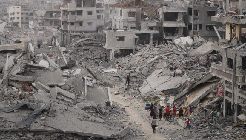 Autoritățile din Gaza avertizează că mai multe clădiri avariate ar putea să se prăbușească, din cauza furtunilor. Recuperarea cadavrelor, îngreunată