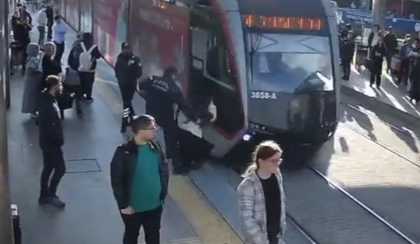 VIDEO. O femeie a fost salvată în ultimul moment din calea unui tramvai