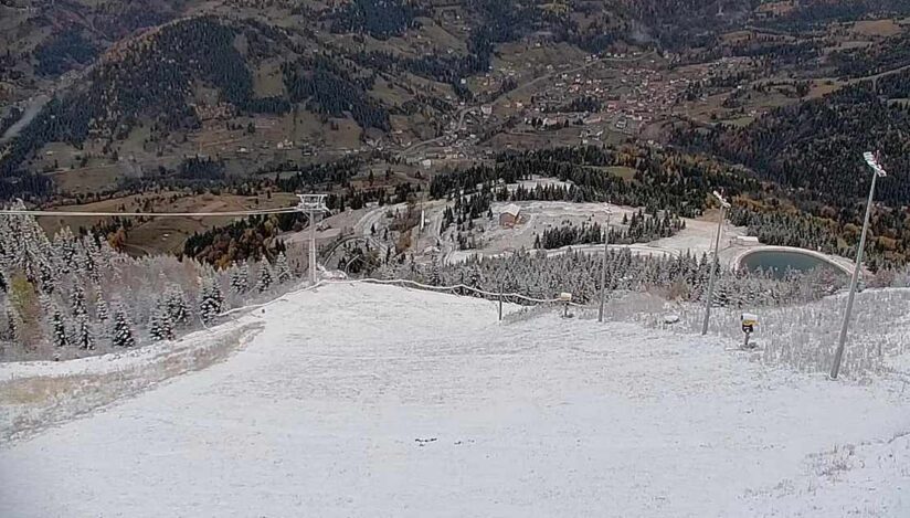 Zăpadă la munte şi trafic rutier îngreunat de ceaţă pe sectoare de drumuri naţionale şi judeţene