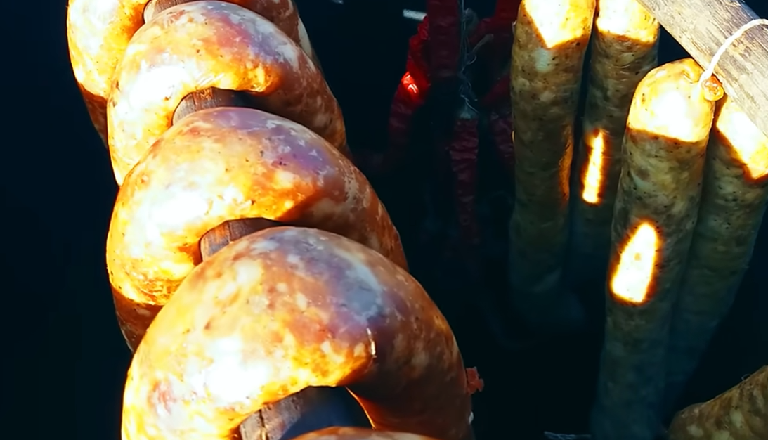 „Cârnaţii din topor” din Vâlcea au dobândit statutul de Denumire de Origine Protejată (DOP)