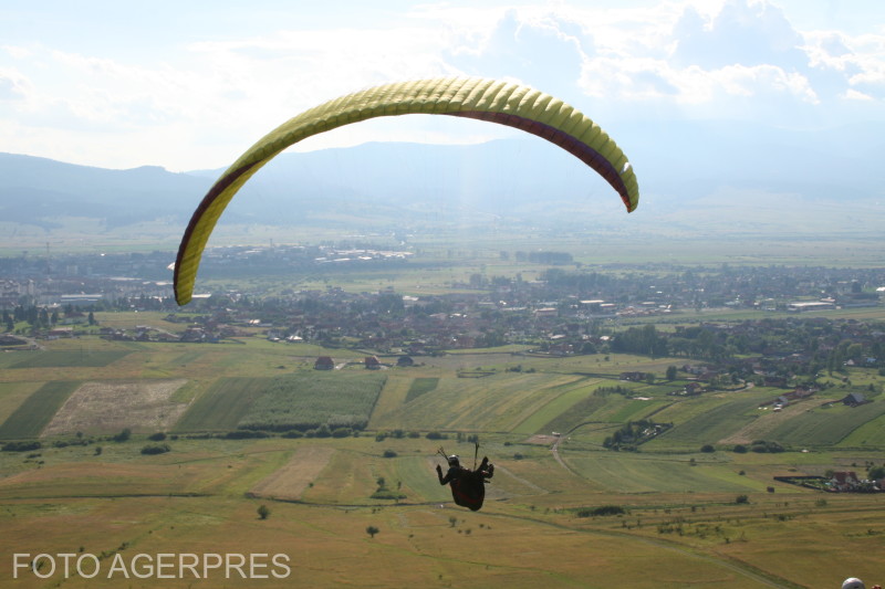Un bărbat a căzut cu parapanta la Rimetea, o zonă greu accesibilă din Alba. A fost preluat cu un elicopter SMURD