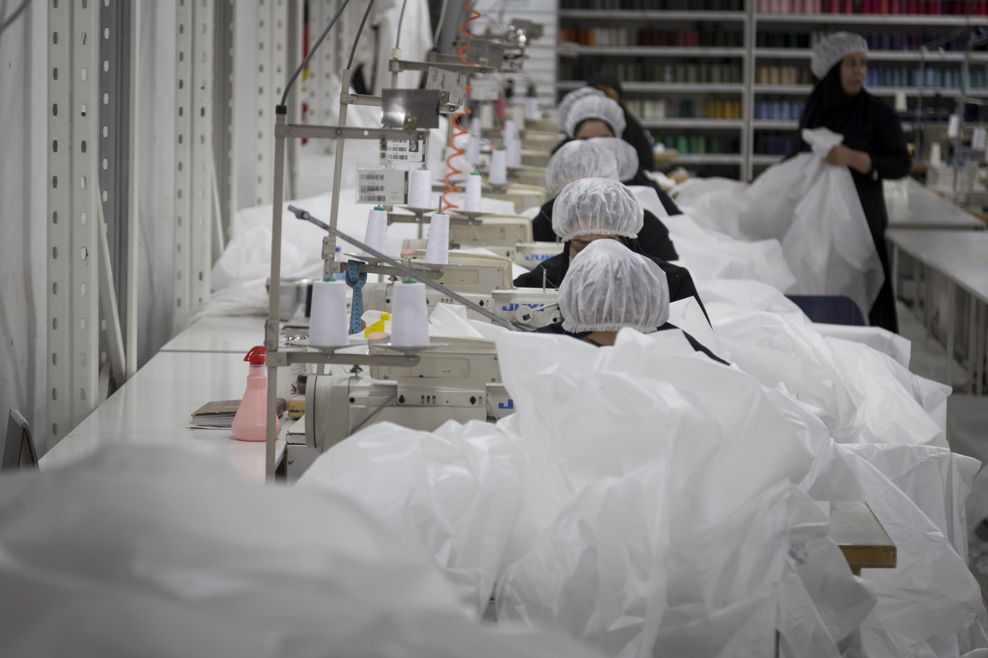 Les Echos: În spatele etichetei Shein. Prețul real al unei haine ieftine: mii de mâini obosite pentru câțiva cenți