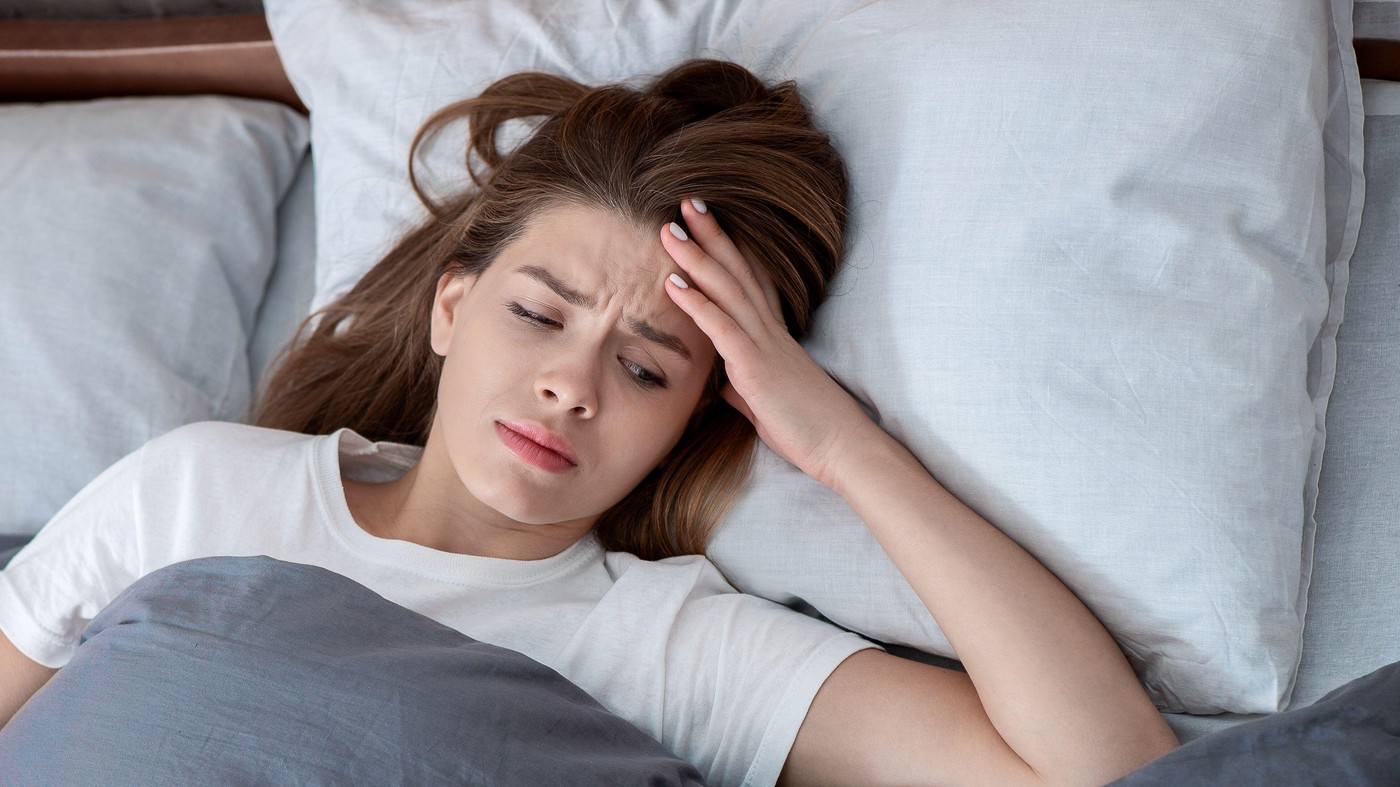 Gândurile care nu te lasă să dormi – Radu Leca explică de ce mintea nu poate lăsa trecutul în pace