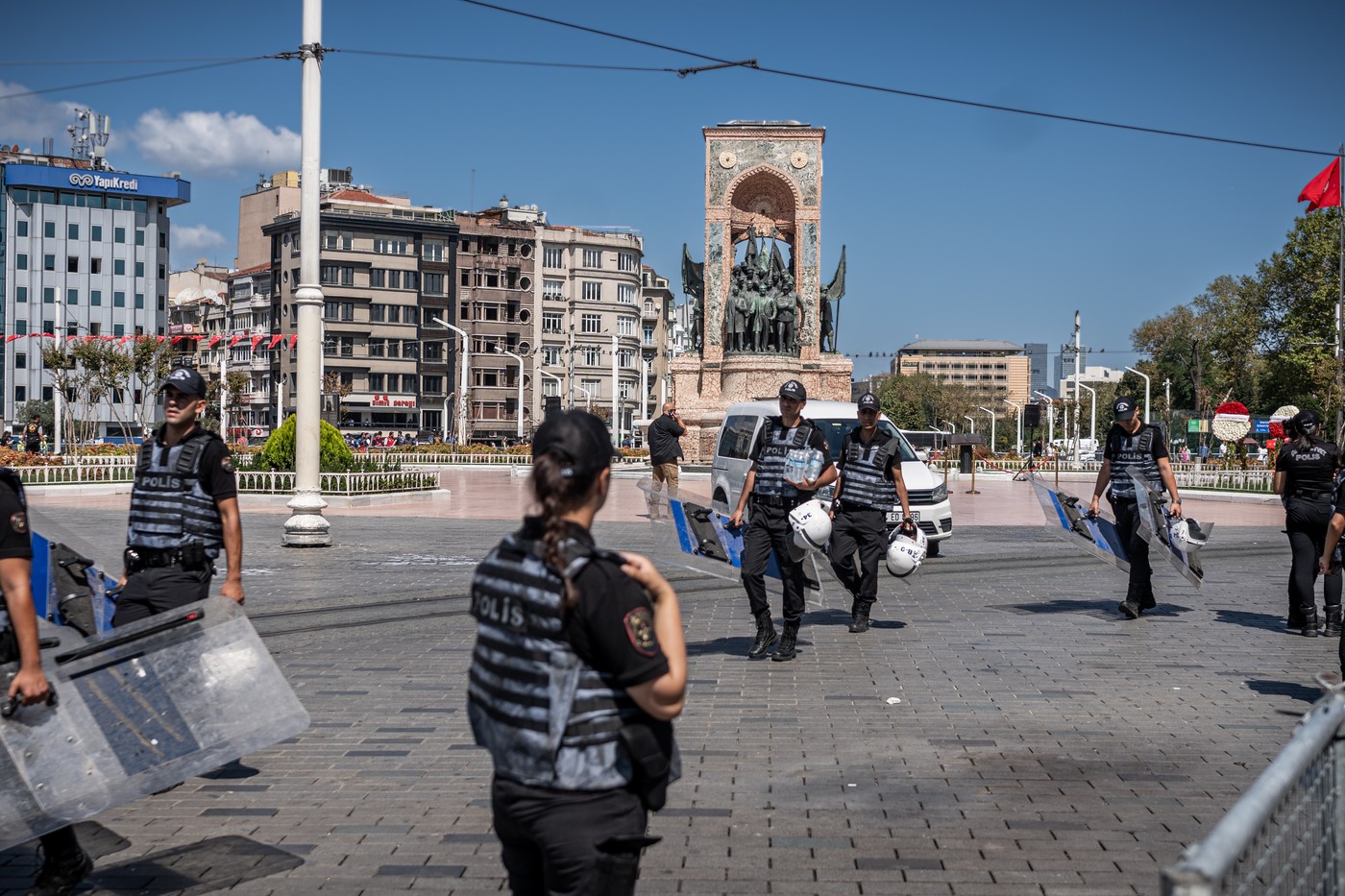 Doi cetățeni români, răniți în piața Taksim din Istanbul, în urma unui atac cu pistolul