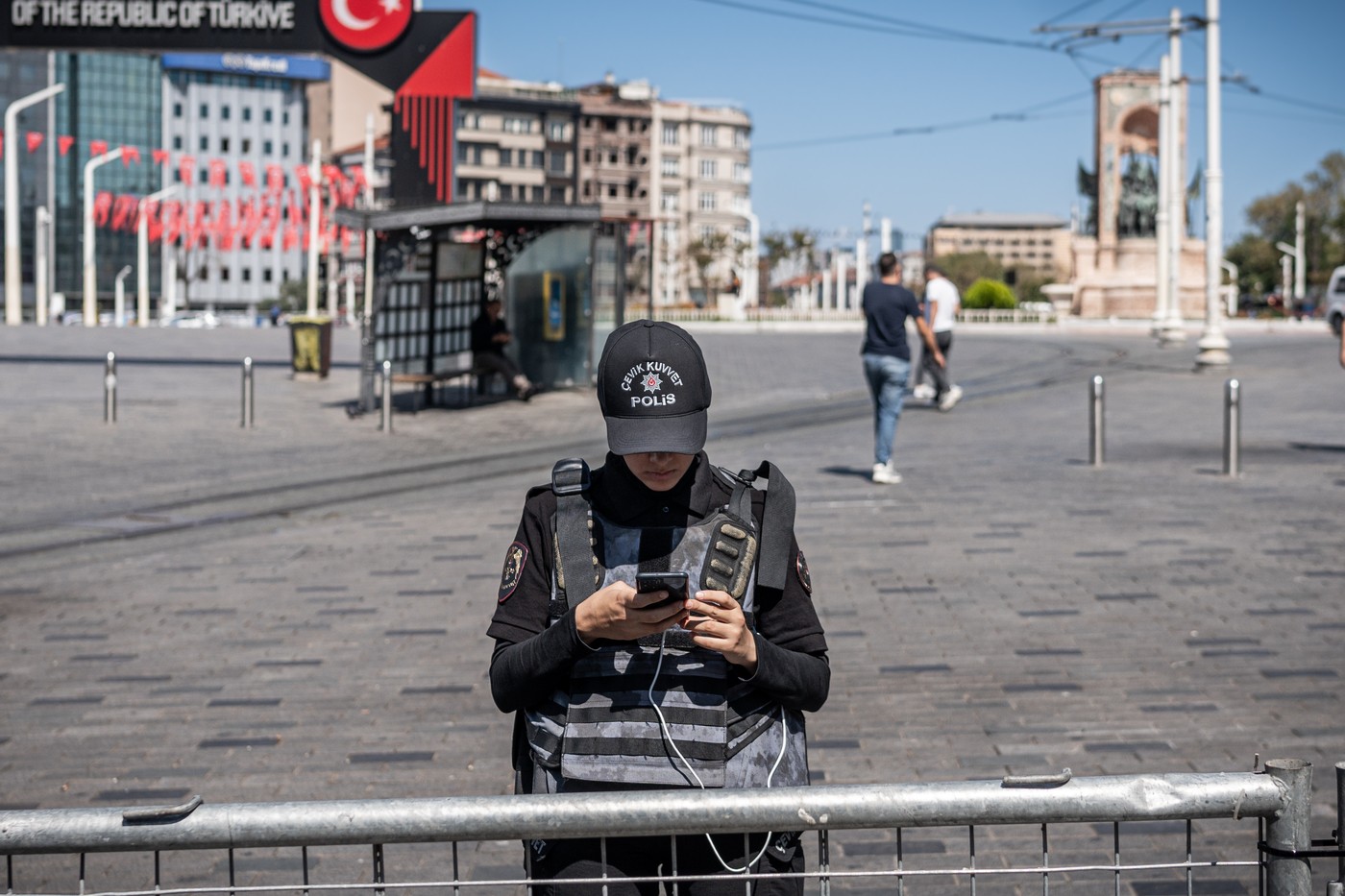 Țoiu: Românii răniți în atacul armat din piața Taksim din Istanbul sunt în afara oricărui pericol