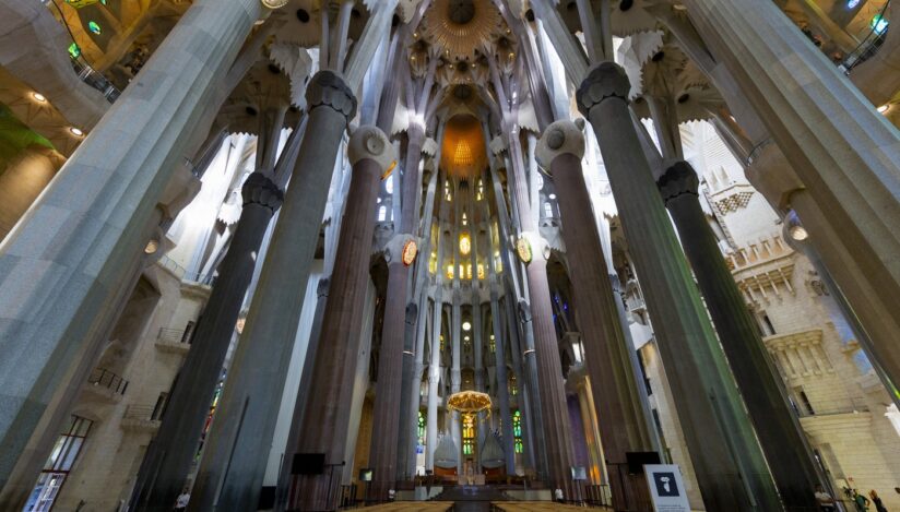 Sagrada Familia din Barcelona a devenit cea mai înaltă biserică din lume, după amplasarea turnului central
