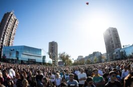 Ciocniri între demonstranți și forțele de ordine la Belgrad, la un an de la tragedia din Novi Sad