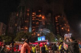 Anchetă independentă după incendiul dintr-un complex rezidențial din Hong Kong. Autoritățile caută cauza și cer analiză aprofundată