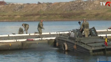 Geniștii români și francezi au cooperat pentru a asigura traversarea râului Mureş, în cadrul exercițiului NATO Dacian Fall