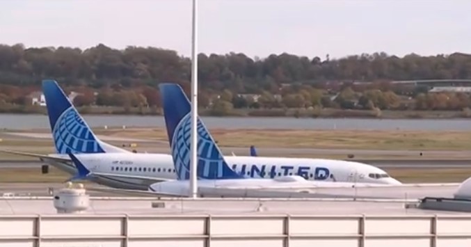 Președintele Donald Trump îi somează pe controlorii de trafic aerian americani să revină la serviciu