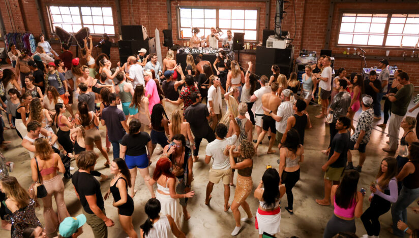 „Bass without the booze”: de ce petrecerile fără alcool câștigă teren în toată lumea