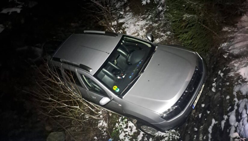 O mașină cu șase persoane a căzut de pe un pod pe un drum forestier din Argeș