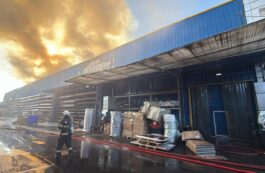 Norul de fum se deplasează spre est-sud-est după incendiul din Sectorul 6. Populația, sfătuită să nu stea mult în aer liber