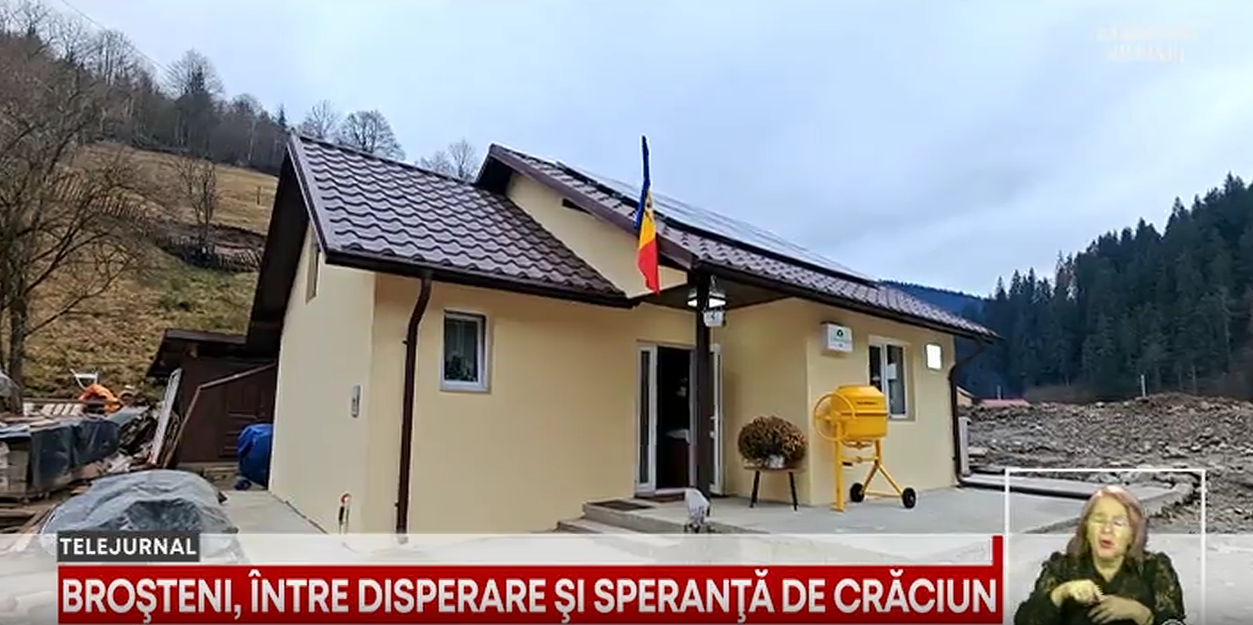 Crăciun la Broșteni, după inundațiile din vară: unii localnici sărbătoresc în case noi, alții încă așteaptă