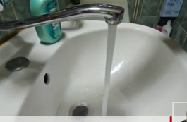 Pagube provocate de vântul puternic: acoperiș smuls de pe un bloc din Iași și pene de curent în Prahova