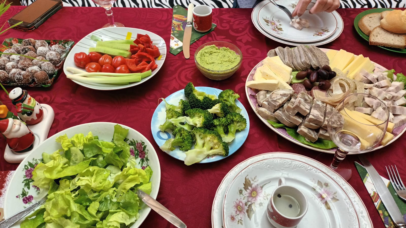 Cum să evităm excesele culinare de sărbători. „Cuvântul de bază este moderația. Masa de prânz nu trebuie să fie un maraton care se încheie cu dulciuri”