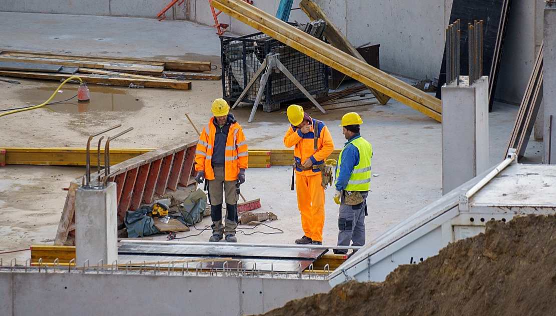 Piața construcțiilor încetinește în România. Lipsa muncitorilor devine principala problemă