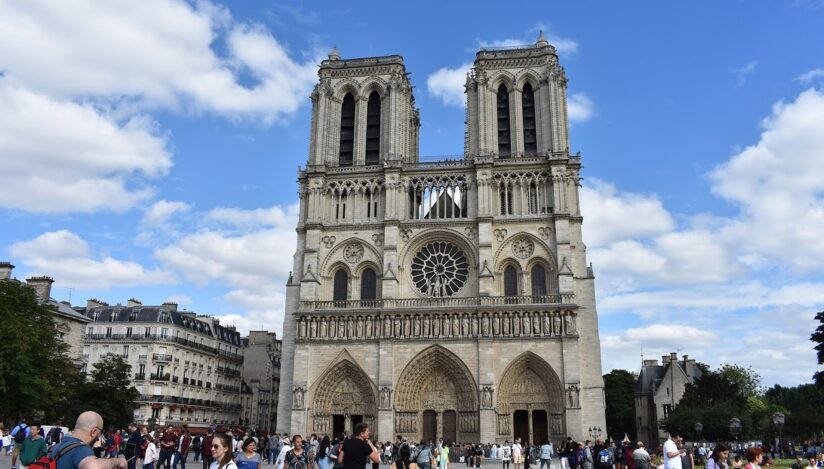 La un an de la redeschidere, Notre Dame depăşeşte Luvrul şi Turnul Eiffel la numărul de vizitatori