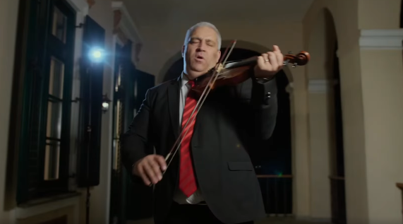 VIDEO. Primarul din Sângeorgiu de Mureş, colind original bilingv de Crăciun din balconul Castelului Mariaffi