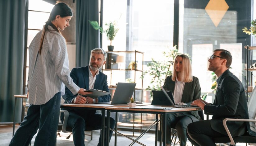 Diploma nu mai deschide uși. Ce se întâmplă cu tinerii la primul job