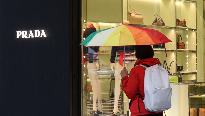 Prada plăteşte aproape 1,4 miliarde dolari pentru achiziţionarea Versace