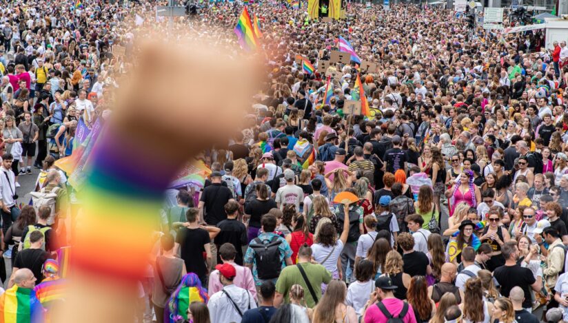 Un român a bătut două tinere într-un tramvai din Bremen pentru că se sărutau. Una dintre ele a rămas inconștientă