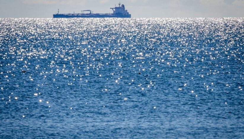 UE a sancționat 41 de nave din flota fantomă a Rusiei, care evită sancțiunile impuse exporturilor de petrol