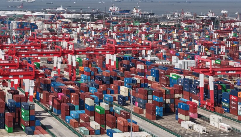 Excedentul comercial al Chinei ajunge la 1.000 de miliarde de dolari în doar 11 luni, în ciuda prăbușirii livrărilor către SUA