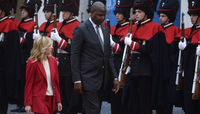 Întânirea Giorgiei Meloni cu președintele Mozambicului a devenit virală din cauza diferenței mari de înălțime dintre cei doi