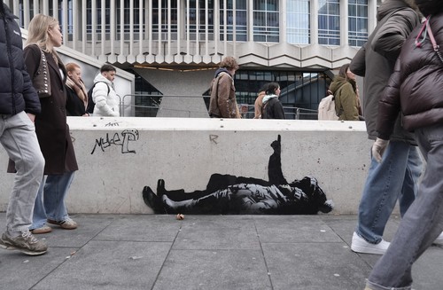 Un nou graffiti atribuit lui Banksy a apărut la baza unui turn de birouri londonez