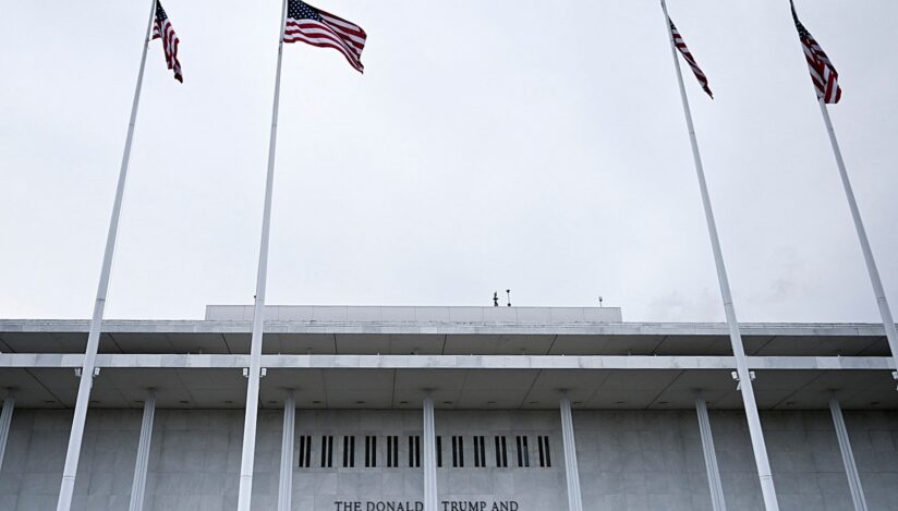 Kennedy Center solicită un milion de dolari de la un muzician care și-a anulat concertul după ce numele lui Trump a fost adăugat la denumirea instituției