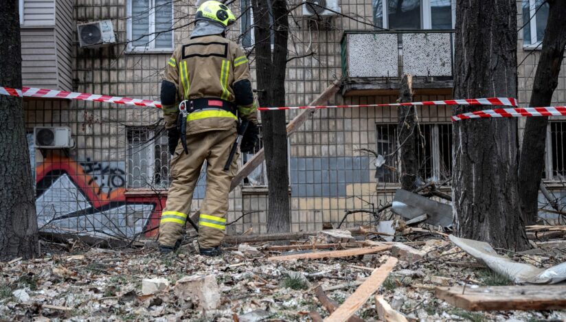 Rusia continuă atacurile în Ucraina cu puţin timp înainte de întâlnirea dintre Zelenski şi Trump din Florida