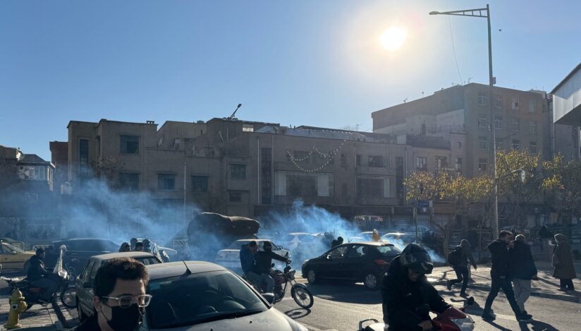 Imagini virale cu o persoană care înfruntă motociclişti ai poliţiei în timpul protestelor din Iran