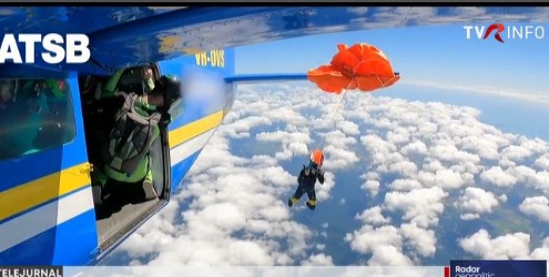 Imagini extreme: momentul în care un parașutist rămâne suspendat la 4.500 de metri