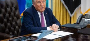 Donald Trump la birou / Profimedia