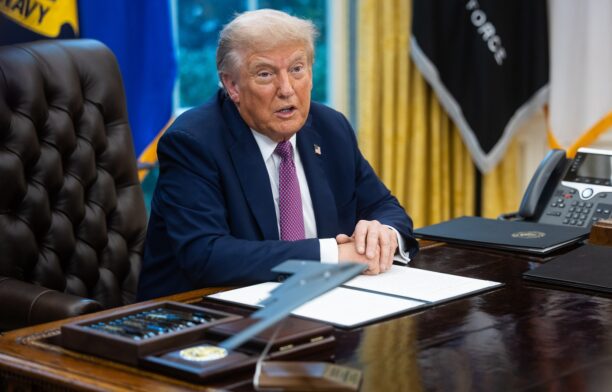 Donald Trump la birou / Profimedia