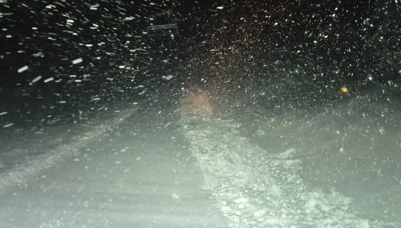 Circulaţie închisă temporar spre Cota 1400 din cauza depunerilor masive de zăpadă