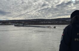 Prefectura Giurgiu: Autorităţile judeţene au intervenit în cazul barjei cu clorură de potasiu ce s-a scufundat în Dunăre