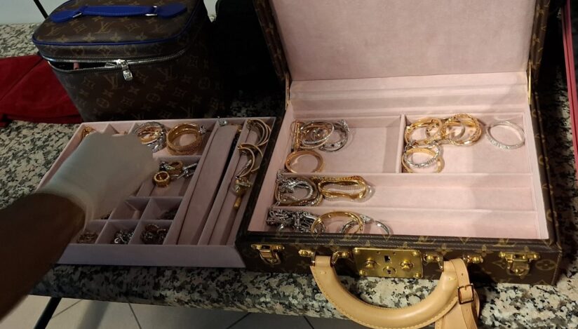 IGPF: Bijuterii, ceasuri şi sume de bani nedeclarate, descoperite în bagajele a două femei pe Aeroportul Henri Coandă