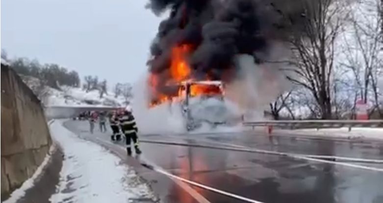 Un autocar cu 47 de călători a luat foc în localitatea Şoromiclea, județul Mureș. Toate persoanele s-au evacuat în siguranță